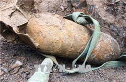 Phát hiện quả bom 300 kg tại chân đồi khi san ủi đất